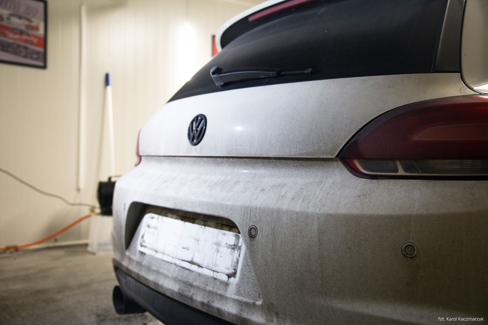 Mycie samochodu po zimie wewnątrz garażu
